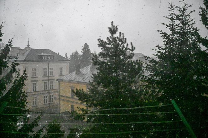 Potężne burze nad Podkarpaciem. Grad, wicher i potoki deszczu, jak w środku lata!