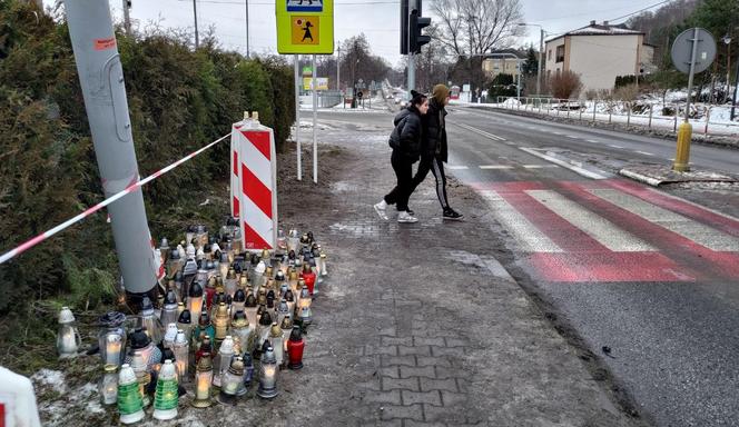 Mieszkańcy zapalili znicze w Zawadzie. To tam w koszmarnym wypadku zginęła trójka nastolatków