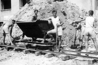 QUIZ PRL. Marnotrawstwo i niegospodarność w PRL-u. Te absurdy z czasów PRL przebiły aferę KPO