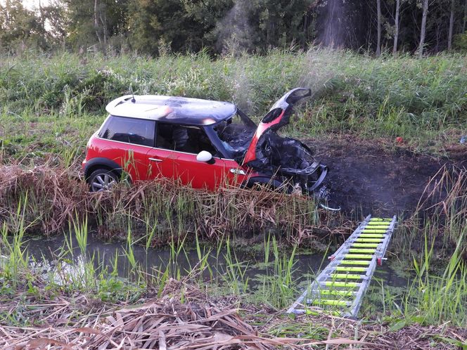 Mini Cooper w ogniu! Kierowca osobówki utknął w błocie i spalił auto