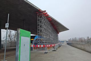 Tak wygląda uszkodzony dach nad przystankiem tramwajowym we Wrocławiu. Miasto zabezpiecza go ogromnymi podporami 