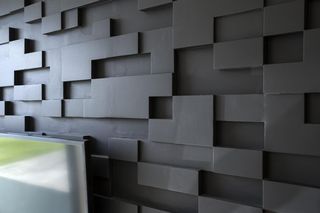 Ściana w salonie: malowanie, tapeta, sztukateria, beton, drewno