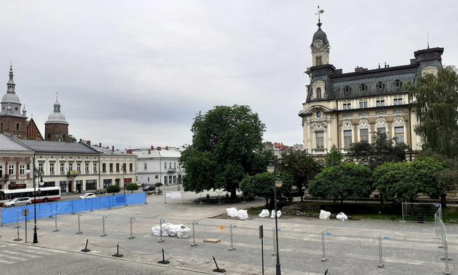 Rozkopią rynek w Nowym Sączu.  Archeolodzy szukają tam skarbów i śladów dawnego ratusza