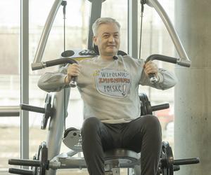 Robert Biedroń ćwiczy na siłowni 