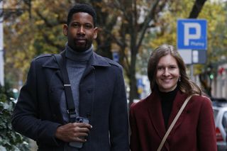 Wilfredo Leon przyłapany w centrum Warszawy z żoną na deszczowym spacerze. Ale klasa [ZDJĘCIA]