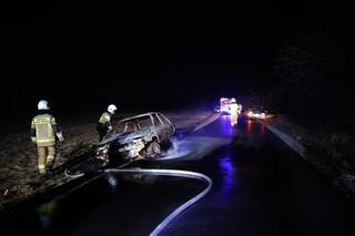 Spalone auto na drodze pod Opocznem. W środku zwęglone ciało 54-latka [ZDJĘCIA]