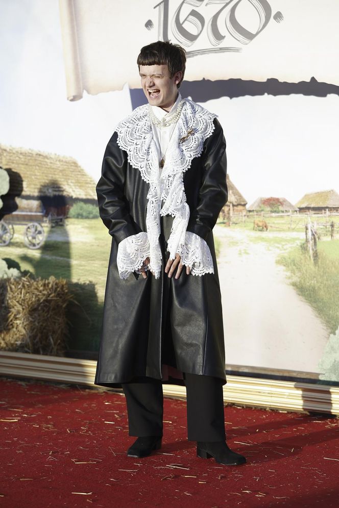 Premiera serialu "1670"! Herman w gorsecie, kwiecista Dębska i Byczkowska w białych majtkach