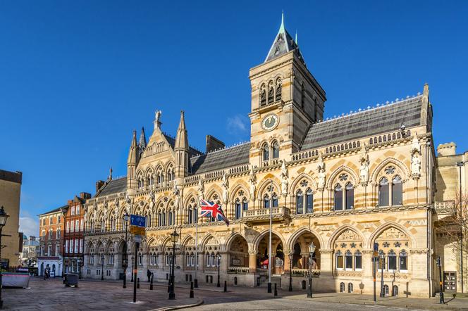 "Bridgertonowie". Miejsca z serialu - Northampton Guildhall 