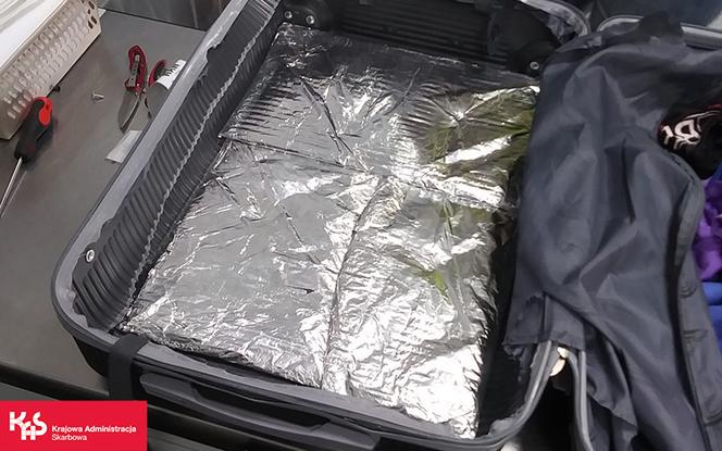 Warszawa. 4 kg heroiny ukryte w dnie walizki