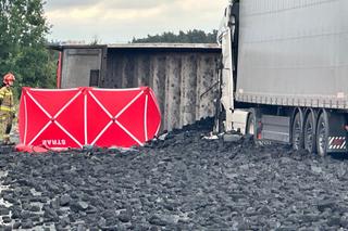 Cysterny roztrzaskały się na drodze. Jedna z ciężarówek runęła na bok!