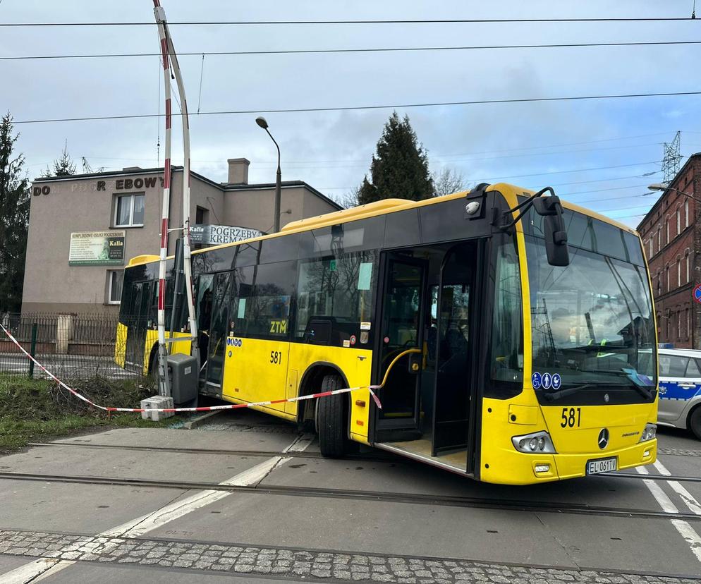 Katowice: autobus ZTM uszkodził szlaban kolejowy