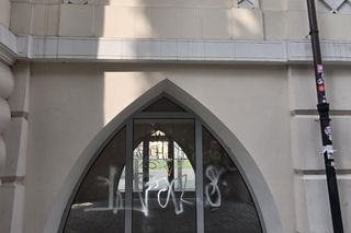 Zdewastowany zabytek w Warszawie