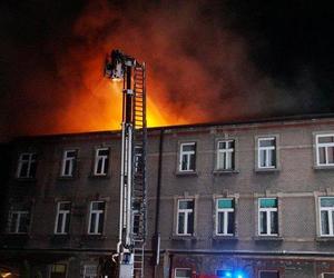 Potężny pożar kamienicy w Nakle nad Notecią. Nie żyje jedna osoba