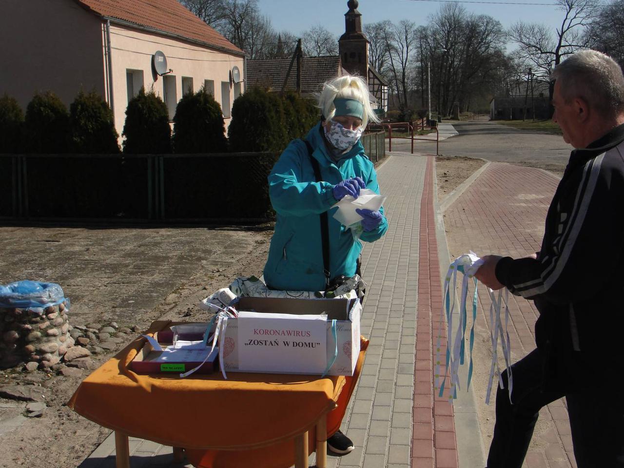 Uszyli maseczki i rozdali je wszystkim mieszkańcom