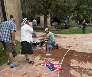 Zaatakował miotaczem ognia demonstrantów w Kolorado