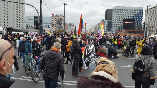 W imię matki, córki, siostry. Kolejny Strajk Kobiet przeszedł ulicami Warszawy