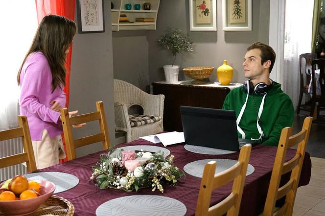 Barwy szczęścia, odcinek 1887. Agata (Natalia Zambrzycka) i Paweł (Mateusz Rzeźniczak)