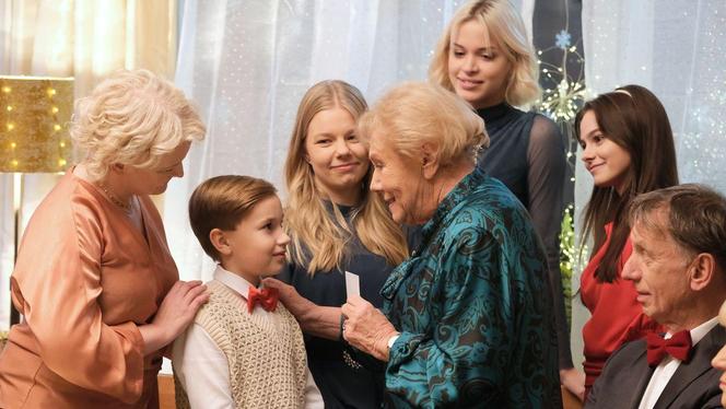 Święta w M jak miłość odcinek specjalny. Marta (Dominika Ostałowska),Barbara (Teresa Lipowska), Lenka (Olga Cybińska), Basia (Karina Woźniak), Ania (Gabriela Świerczyńska), Misiek (Aleksander Bożyk),