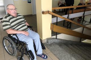 Pacjenci czołgają się po schodach