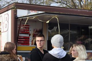 Oprócz znicza można było kupić kebaba. Tłumy przy cmentarzy na lubelskim Majdanku. Zobaczcie!