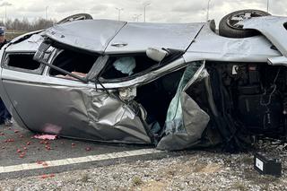 Horror w powiecie wołomińskim. Przerażający wypadek. Honda koziołkowała przez kilkadziesiąt metrów