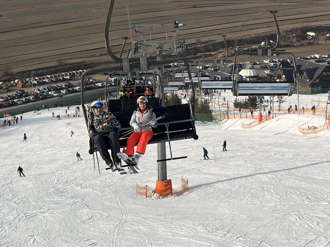 Na nartach podjadała mężowi frytki