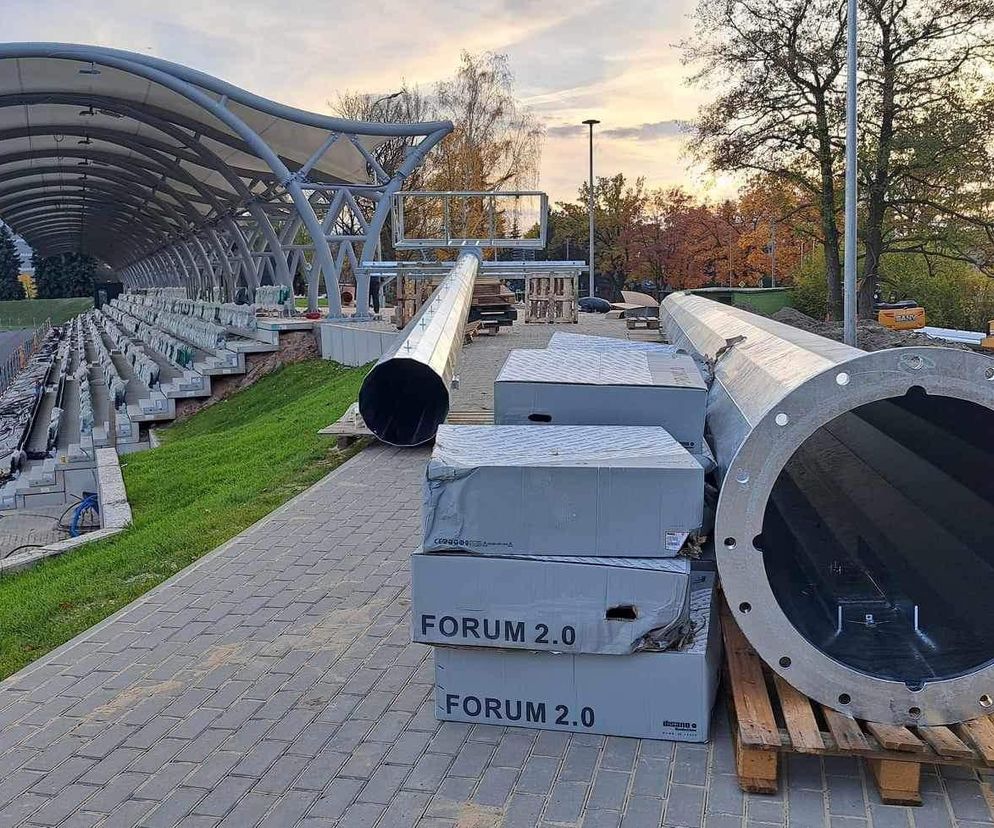 Remont starachowickiego stadionu trwa. Na plac budowy dotarły słupy oświetleniowe