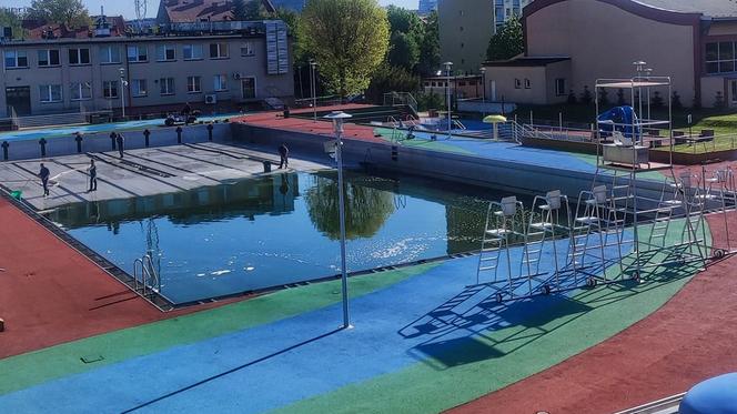 Czyszczą baseny miejskie i naprawiają pomost na Żwirowni. Trwają przygotowania do sezonu 2023 