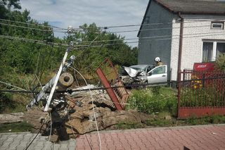 Bobrowniki. Śmiertelny wypadek 41-latka. Uderzył w słup energetyczny [ZDJĘCIA]