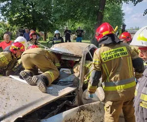 Wyciągnęli 25-latka ze zmiażdżonego mercedesa. Ze szpitala nadeszły tragiczne wieści