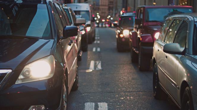 Protest samochodowy w Warszawie. O której się zacznie? Co będzie się działo na rondzie Dmowskiego? [TRASA]