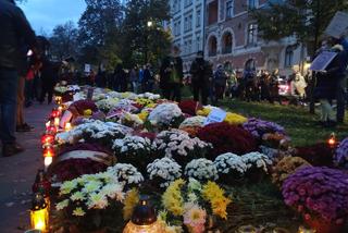 Protestujący Krakowianie poszli spotkać się ze zmarłymi, czyli Prawem i Sprawiedliwością