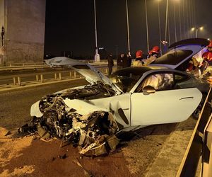 Sportowy mercedes warty 1,5 miliona roztrzaskany na moście Świętokrzyskim