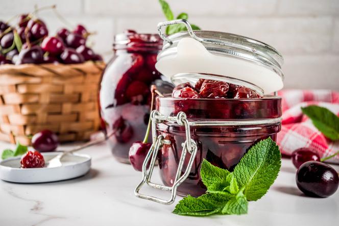 Korzenny kompot z czereśni: przepis na podkręcony kompot czereśniowy