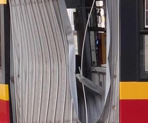 Łódź. Tramwaj wykoleił się po zderzeniu z autem. Zatrzymał się kilkanaście centymetrów przed budynkiem