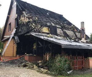 Ogień strawił drewniany dom. Rodzina straciła dach nad głową