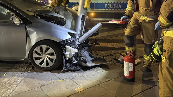 Jechał z żoną i dzieckiem, wylądował na słupie. Próbował zrzucić winę na ukochaną. Alkomat oszalał