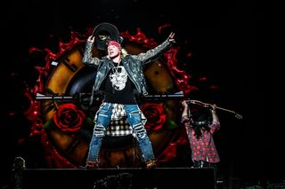 Guns N' Roses robią sobie śmieszki z Axla Rose'a! Zespół opublikował wideo z kompilacją... upadków wokalisty!