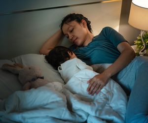 Spać z dzieckiem czy osobno? Najlepszy jest room-sleeping