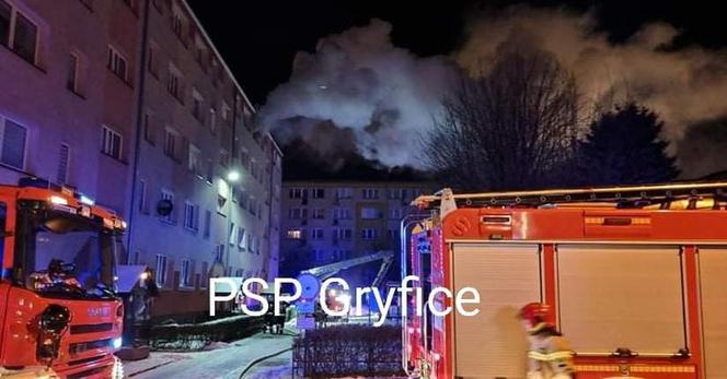 Pożar mieszkania w Gryficach! Mężczyzna wyskoczył z okna na 4. piętrze [ZDJĘCIA]