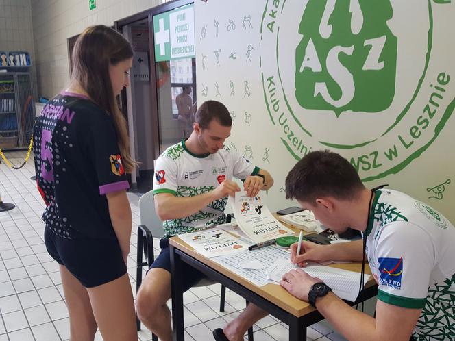 Pływali dla WOŚP w Lesznie