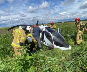 Wypadek pod Łodzią. Wiatrakowiec runął na ziemię. LPR zabrało mężczyznę [ZDJĘCIA].