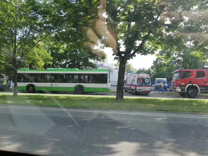 Wypadek autobusu w Białymstoku. Zderzył się na buspasie z osobówką. Sześć osób rannych