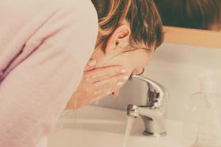 Czy twarz powinno się myć każdego dnia? Demakijaż to zaledwie początek 