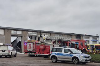 Trwa akcja ratownicza na terenie dawnej zajezdni PKS w Mławie