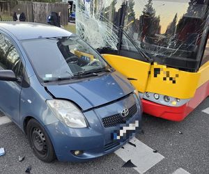 Autobus miejski zderzył się z osobówką. Są poszkodowani