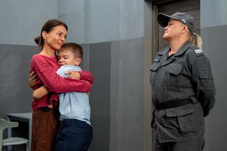 Barwy szczęścia, odcinek 3141: Spotkanie Kasi i Ksawerego pełne łez! Po wyjściu z więzienia utuli syna i spróbuje wynagrodzić mu rozłąkę! 