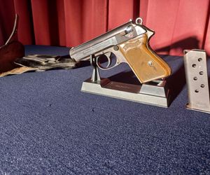 Z takiej strzelał James Bond. Cenny podarunek od policji w Lesznie dla Muzuem Okręgowego