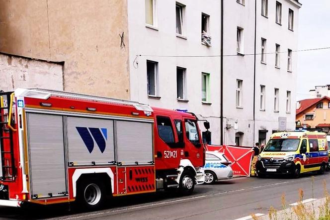 Tragedia w Mysłowicach. 30-letnia kobieta wypadła z okna z czwartego piętra