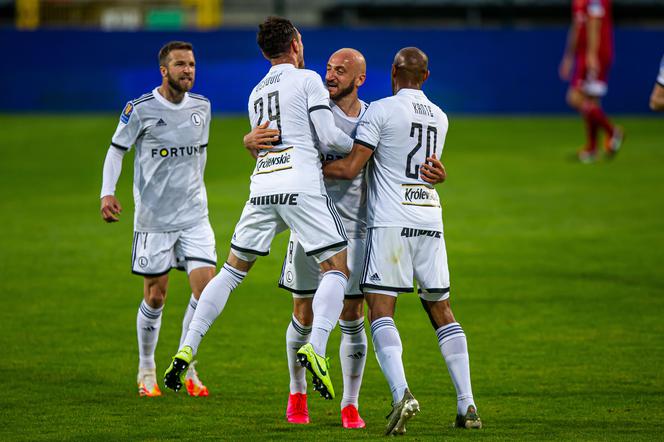 Legia Warszawa cieszy się z gola przeciwko Miedzi Legnica